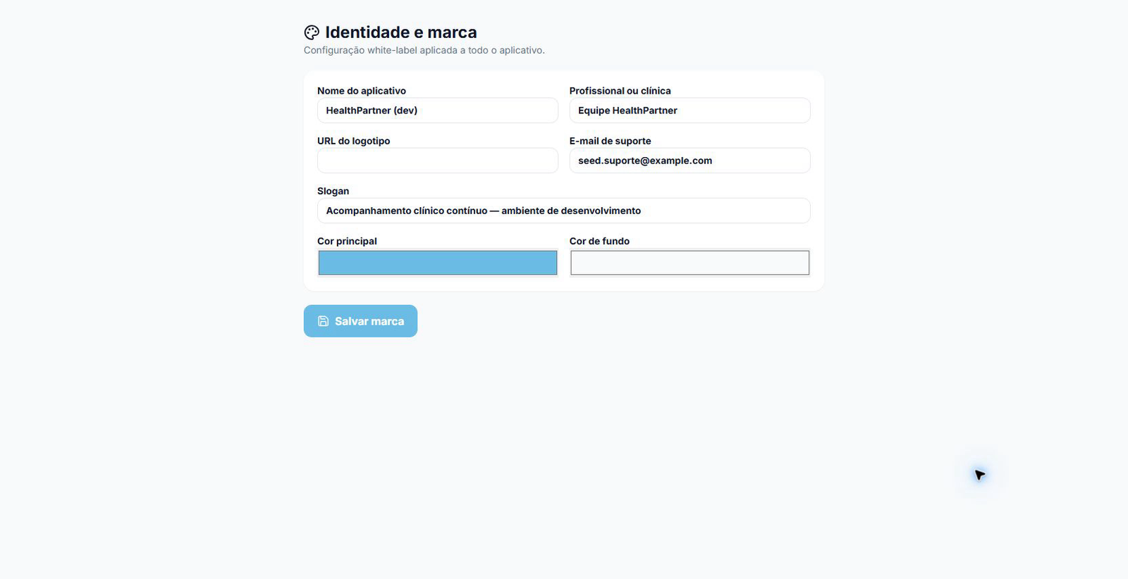 Tela de identidade e marca com configuração white-label do nome do aplicativo, profissional ou clínica, URL do logotipo, e-mail de suporte, slogan e cores principal e de fundo.