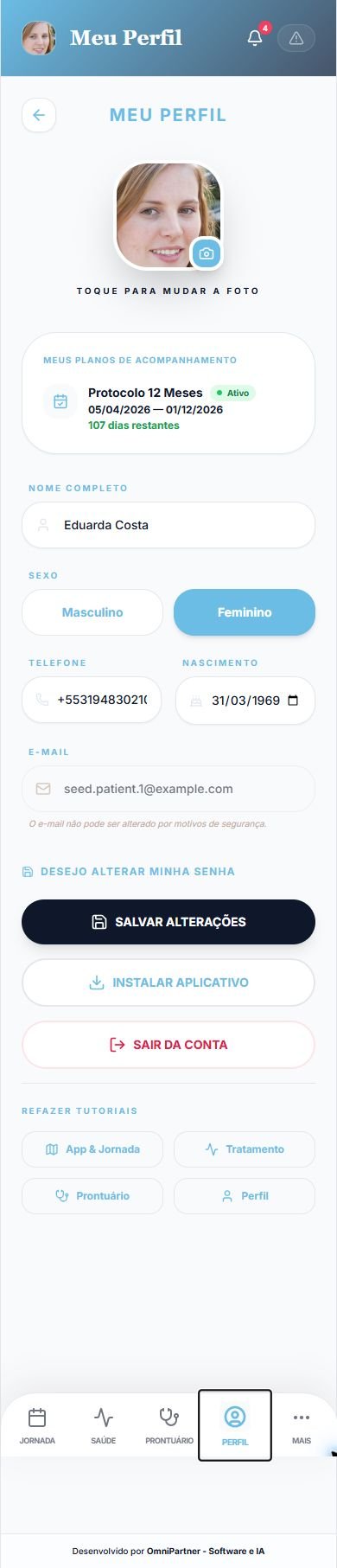 Tela de perfil do paciente com foto, plano de acompanhamento ativo, dados cadastrais e a barra de navegação inferior com Jornada, Saúde, Prontuário, Perfil e Mais.
